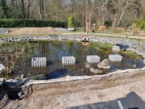 TeichTerrasse--Steine
