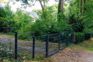 WALDGARTEN von der Straße aus nicht mehr einsehbar